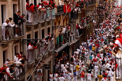 Centenares de corredores a su paso por la calle Estafeta, durante el séptimo encierro de San Fermín.