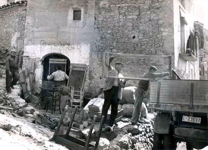 Los habitantes de la localidad cargan sus pertenencias para un éxodo forzado por la subida de las aguas del pantano de Santa Ana.