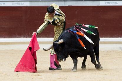 Jiménez Fortes da un pase con la muleta al primero de la tarde durante el segundo día de la feria de la Virgen Blanca de Vitoria.