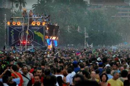 Miles de valencianos acudieron al paseo de la Alameda para seguir de cerca la actuación de Carlinhos Brown.