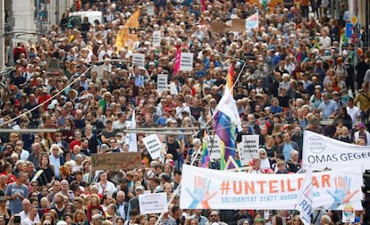 Imagen de la manifestación contra el antisemitismo y el racismo a su paso por el centro de Berlín el domingo. 