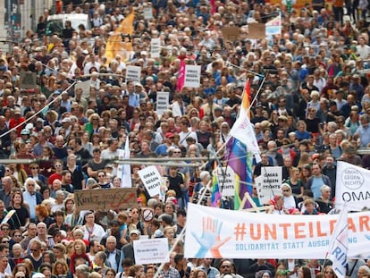 Imagen de la manifestación contra el antisemitismo y el racismo a su paso por el centro de Berlín el domingo. 