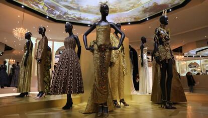 Algunos de los vestidos de la exposición 'Christian Dior: Designer of Dreams' en el Victoria and Albert Museum.