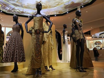 Algunos de los vestidos de la exposición 'Christian Dior: Designer of Dreams' en el Victoria and Albert Museum.