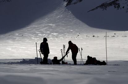 El cientfico chileno Ricardo Jana (c) y Francisco Aguirre (d) recogen muestras de nieve en el Glaciar Unin, situado en las monta?as Ellsworth, en la Antrtida, el 29 de noviembre de 2018.