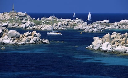 Veleros en las islas Lavezzi, frente a la costa sur de Córcega.