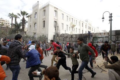 Manifestantes egipcios se dispersan durante los enfrentamientos con la policía, en la plaza Tahrir del Cairo, que conmemorarán el segundo aniversario de la revolución.