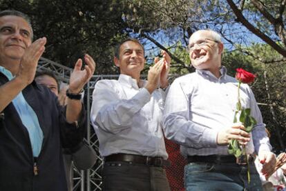 Corbacho, Zapatero y Montilla, ayer en la Fiesta de la Rosa que los socialistas catalanes celebraron en Gavà.