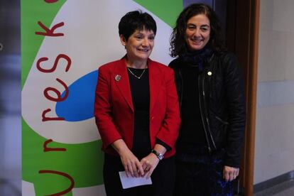 Cristina Uriarte, a la derecha, junto a Anjeles Iztueta.