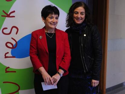 Cristina Uriarte, a la derecha, junto a Anjeles Iztueta.