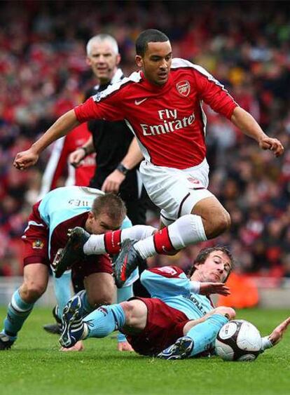 Walcott se marcha de dos rivales del Burnley.