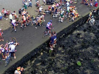 Una imagen de la caída múltiple en 1999 en el paso que une el continente y la isla atlántica de Noirmoutier.