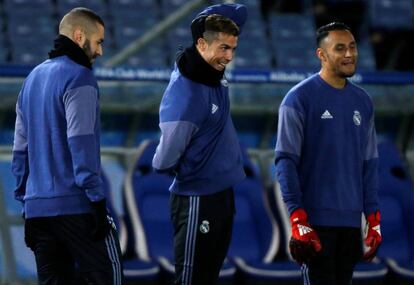 Cristiano Ronaldo bromea entre Benzema y Keylor Navas en el entrenamiento de este miércoles.