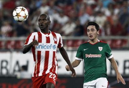 Eric Abidal y Unai Lopez, durante un amistoso entre el Olympiacos y el Athletic este verano.