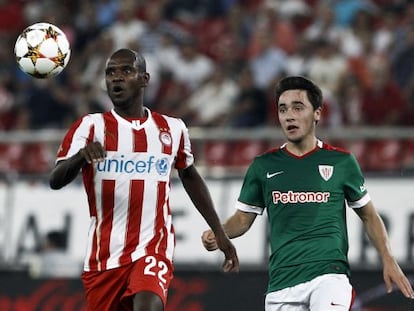 Eric Abidal y Unai Lopez, durante un amistoso entre el Olympiacos y el Athletic este verano. 