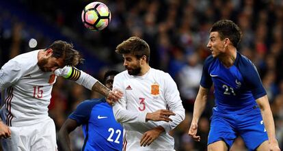 Sergio Ramos y Piqué, ante el francés Koscielny.