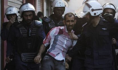 Un manifestante es detenido por la policía durante una protesta en Manama, capital de Bahréin, el pasado 12 de octubre.