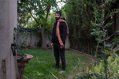 Alain González Abad en el jardín de su casa, en Granada. Foto cedida por el autor.