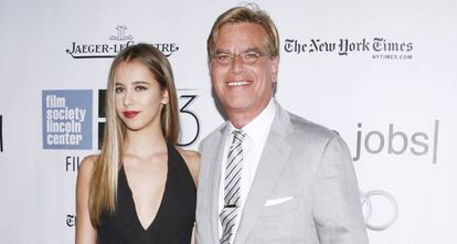 Aaron Sorkin posa junto a su hija Roxy.