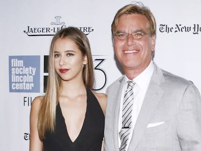 Aaron Sorkin posa junto a su hija Roxy.