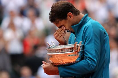 Nadal emocionado segura a taça dos Mosqueteros. O quarto título nesta temporada consolida a posição de número um do mundo em suas mãos, 100 pontos acima do suíço Roger Federer.