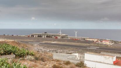 Vista general del aeropuerto de La Palma, después de su cierre como consecuencia de la nube de ceniza del volcán de Cumbre Vieja