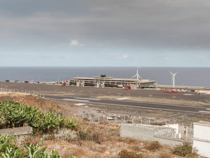 Vista general del aeropuerto de La Palma, después de su cierre como consecuencia de la nube de ceniza del volcán de Cumbre Vieja