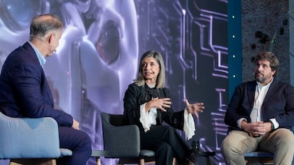 Beatriz Sanz, 'Global Consulting Data and Analytics leader' de EY, y Rafael Serrahima, 'managing director' de GroupM Nexus (derecha), conversan con Gonzalo Teúbal, director de Audiencias e Inteligencia Artificial en Prisa Media.