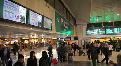 Paneles informativos en la Estación de Sants en Barcelona.