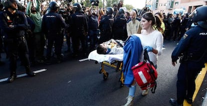 Un herido evacuado tras intentar para la furgoneta que transportaba el cad&aacute;ver del animal. 