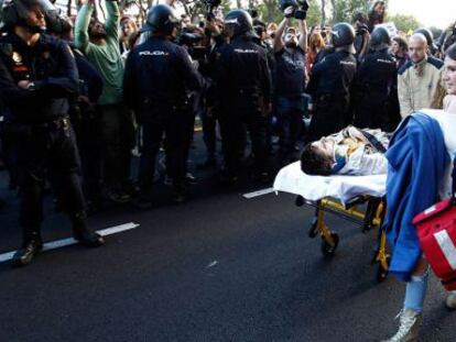 Un herido evacuado tras intentar para la furgoneta que transportaba el cad&aacute;ver del animal. 