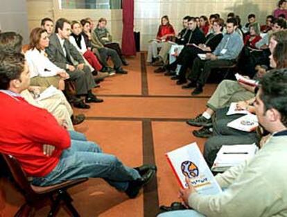 Los estudiantes debaten con el líder de los socialistas, José Luis Rodríguez Zapatero (a la izquierda).