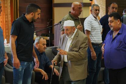 Basel (izquierda) recibía el lunes las condolencias en el funeral de su padre, el obrero árabe israelí muerto el domingo en un ataque de Hezbolá.