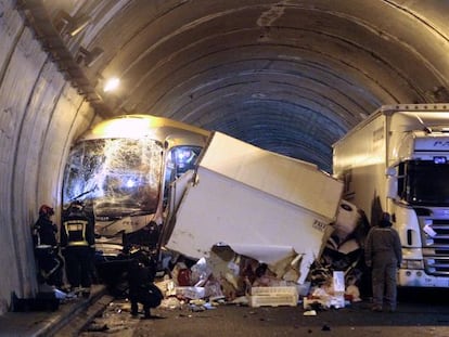 Estado en que han quedado varios de los vehículos implicados en el accidente.