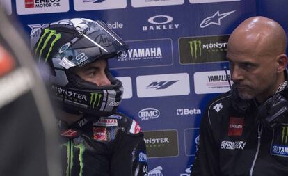 Maverick Viñales, en Qatar junto a su nuevo jefe de mecánicos, Esteban García. 