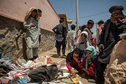 Un grupo de afganos muestra su pesar tras un atentado de la insurgencia contra una escuela en Kabul en mayo de este año.