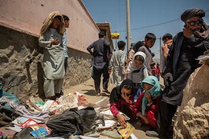 Un grupo de afganos muestra su pesar tras un atentado de la insurgencia contra una escuela en Kabul en mayo de este año.