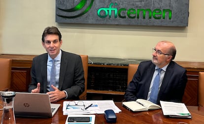 El presidente de Oficemen, Alan Svaiter, junto al director general de la patronal cementera, Aniceto Zaragoza, durante la rueda de prensa celebrada esta mañana en Madrid.