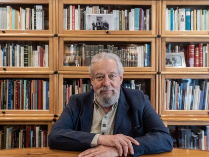 El escritor mexicano Gonzalo Celorio en su biblioteca personal el día 08 de mayo de 2024.