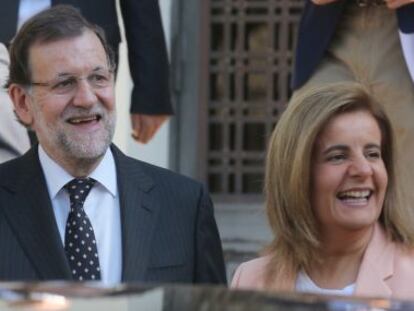 Mariano Rajoy y la ministra de Trabajo, F&aacute;tima B&aacute;&ntilde;ez, durante la inauguraci&oacute;n de las jornadas &quot;Trabajo aut&oacute;nomo y econom&iacute;a social: motores del empleo&quot;, en la sede de la Secretar&iacute;a General de Inmigraci&oacute;n.