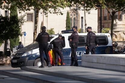 Agentes de la Policía Nacional en noviembre en el centro de Sevilla.