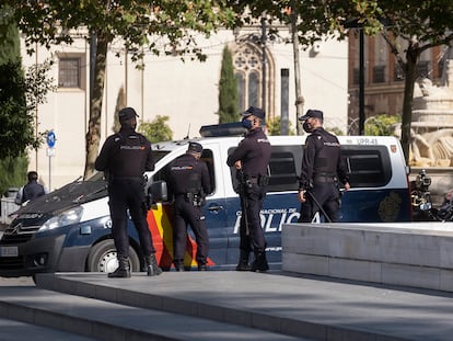 Agentes de la Policía Nacional en noviembre en el centro de Sevilla.