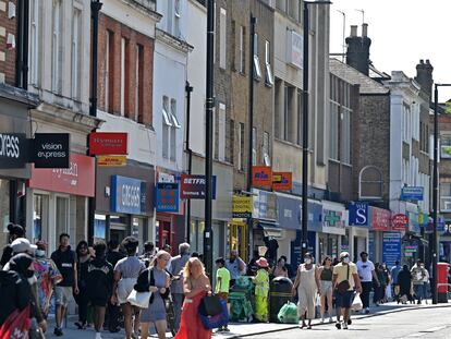 Las calles de Hounslow, un barrio al oeste de Londres donde se ha registrado un aumento de la variante india del virus, llenas de gente este 1 de junio