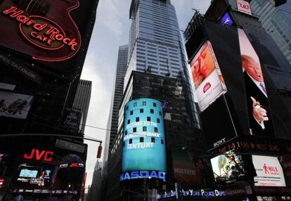 Pantalla publicitaria de Nasdaq en Times Square de Nueva York este jueves, un d&iacute;a antes de la salida a blosa de Facebook.
