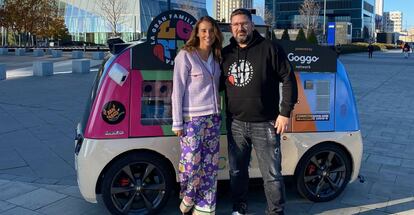 El chef Dani García y la cofundadora de Goggo, Yasmine Fage, junto al food truck autónomo en las Cuatro Torres.