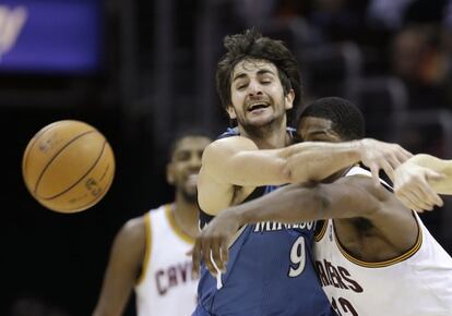 Ricky y Tristan Thompson pugnan por el balón.