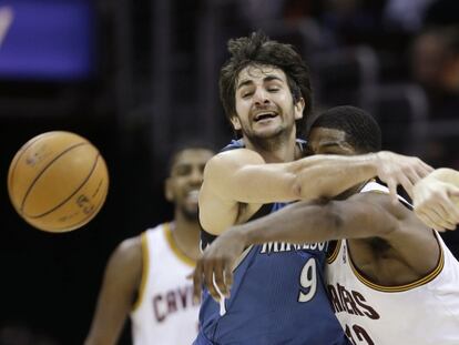 Ricky y Tristan Thompson pugnan por el balón.