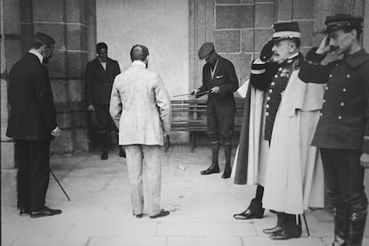 El rey Alfonso XIII jugando al diábolo en una imagen sin datar.