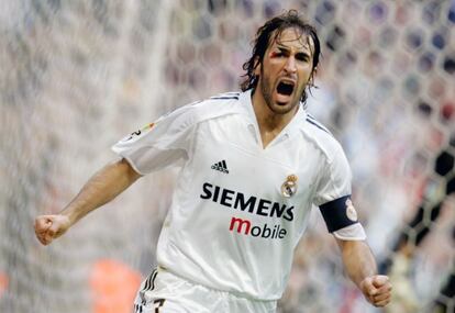 El capitan del Real Madrid, Raul Gonzalez, celebra uno de los goles de su equipo (19-11-2005)