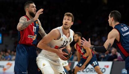 Ognjen Kuzmic, vistiendo la camiseta del Real Madrid en un encuentro contra el Baskonia en Vitoria el pasado marzo.